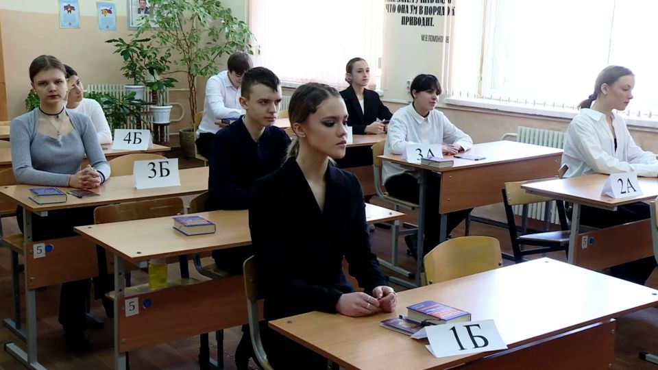 Основной период ЕГЭ начнется 1 июня с экзаменов по истории, литературе и химии, ОГЭ – 2 июня с математики