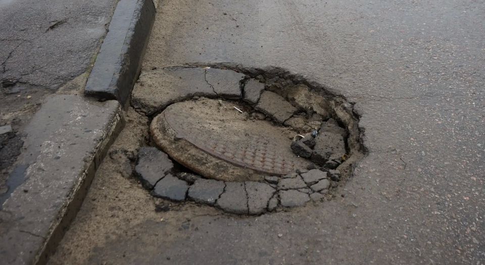 В Тамбове специалисты провели обследование люкового хозяйства на автодорогах города