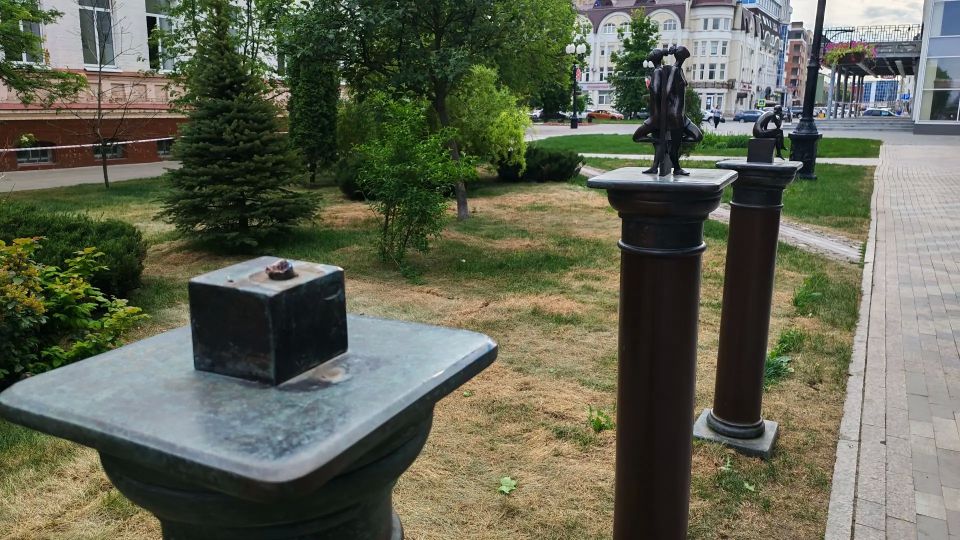 В ходе ежедневного осмотра сквера им.Державина сотрудники Дирекции благоустройства и озеленения обнаружили, что повреждена одна из бронзовых фигурок установленного здесь триптиха