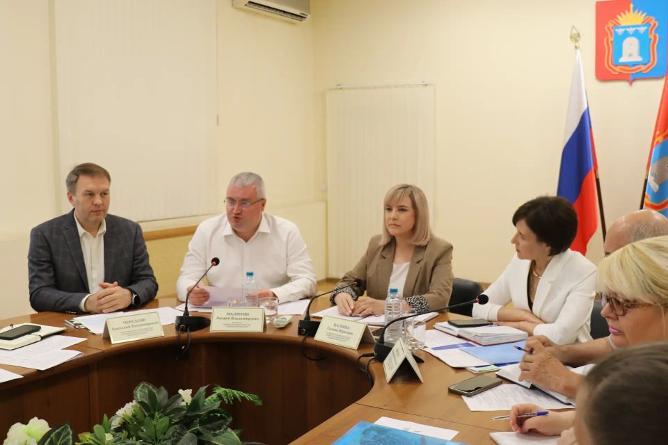 В избирательной комиссии региона организаторы выборов встретились для обсуждения вопросов подготовки и проведения предстоящим выборам В избирательной комиссии региона организаторы выборов встретились для обсуждения вопросов подготовки и проведения предстоящим выборам