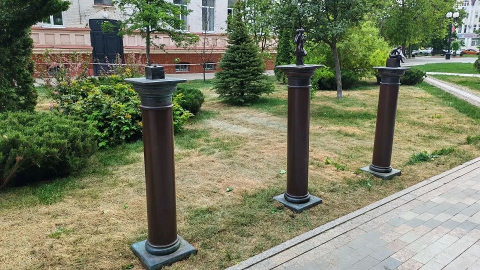 В сквере Тамбова повредили одну из бронзовых статуэток В сквере Тамбова повредили одну из бронзовых статуэток