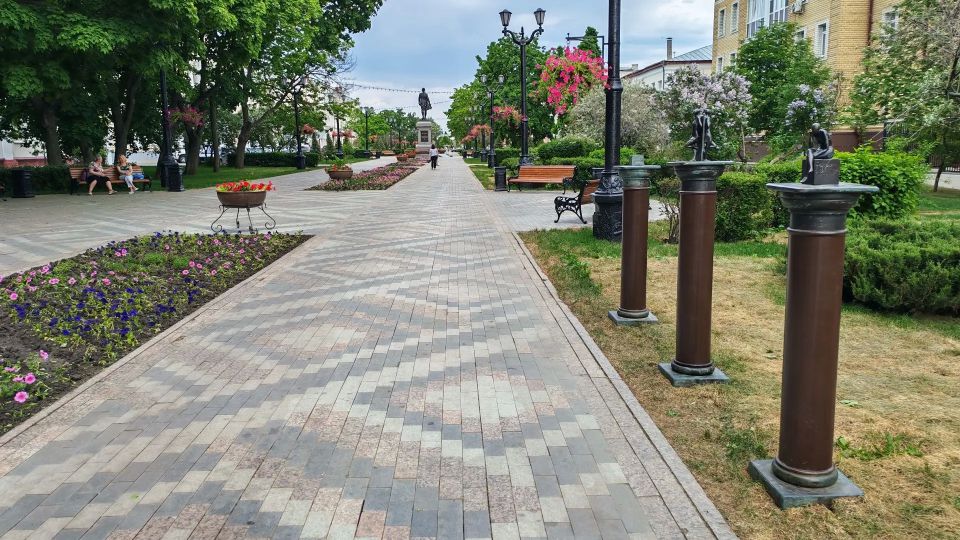 В ходе ежедневного осмотра сквера им.Державина сотрудники Дирекции благоустройства и озеленения обнаружили, что повреждена одна из бронзовых фигурок установленного здесь триптиха В ходе ежедневного осмотра сквера им.Державина сотрудники Дирекции благоустройства и озеленения обнаружили, что повреждена одна из бронзовых фигурок установленного здесь триптиха