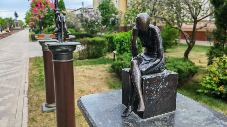 В ходе ежедневного осмотра сквера им.Державина сотрудники Дирекции благоустройства и озеленения обнаружили, что повреждена одна из бронзовых фигурок установленного здесь триптиха В ходе ежедневного осмотра сквера им.Державина сотрудники Дирекции благоустройства и озеленения обнаружили, что повреждена одна из бронзовых фигурок установленного здесь триптиха