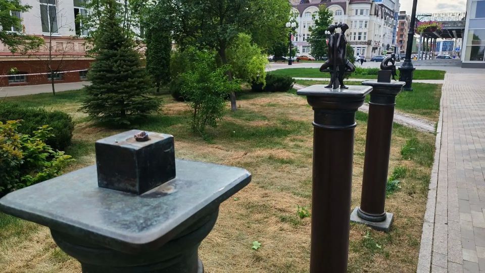 В сквере Тамбова повредили одну из бронзовых статуэток В сквере Тамбова повредили одну из бронзовых статуэток