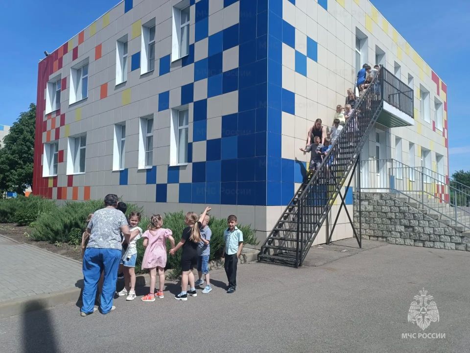 145 детей эвакуированы на условном пожаре 145 детей эвакуированы на условном пожаре