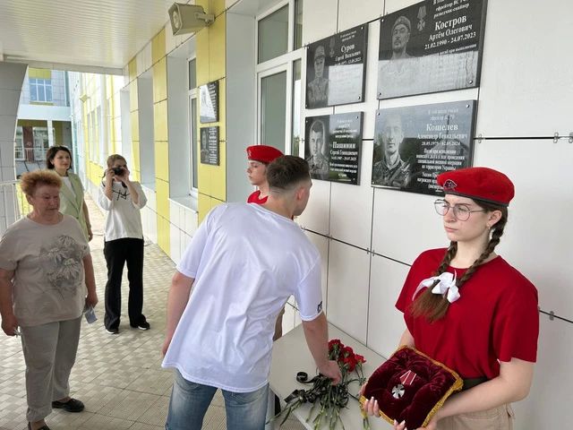 В Тамбовской области открыли мемориальную доску памяти участника СВО Александра Кошелева В Тамбовской области открыли мемориальную доску памяти участника СВО Александра Кошелева