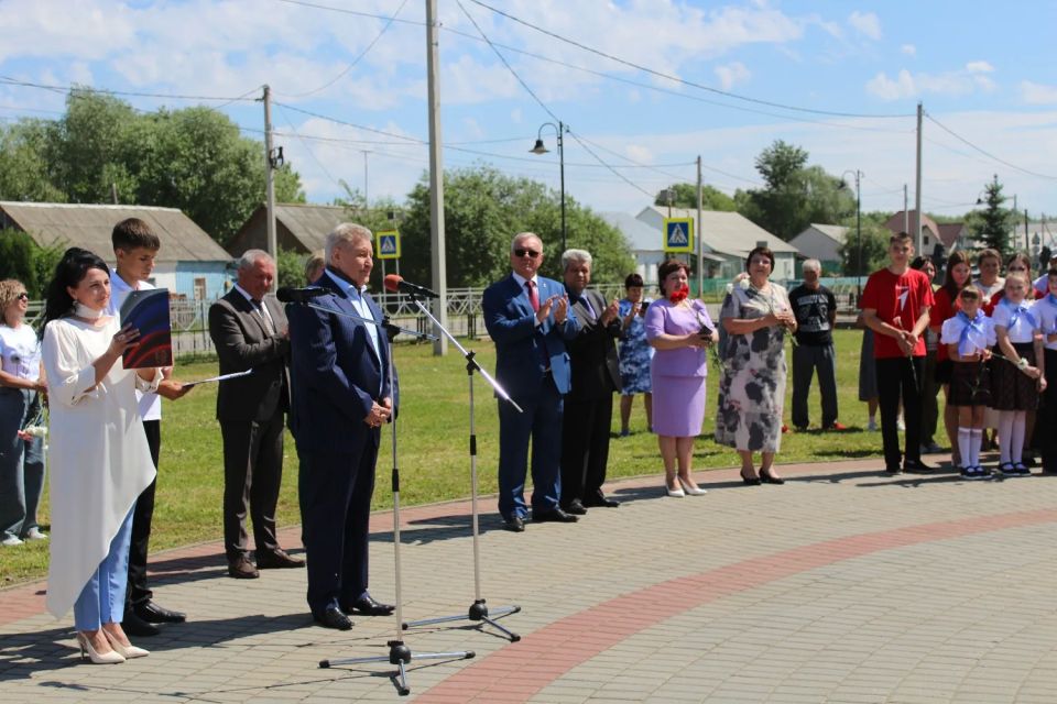 Во вдоре Мучкапской школы открыли памятник учителю Во вдоре Мучкапской школы открыли памятник учителю