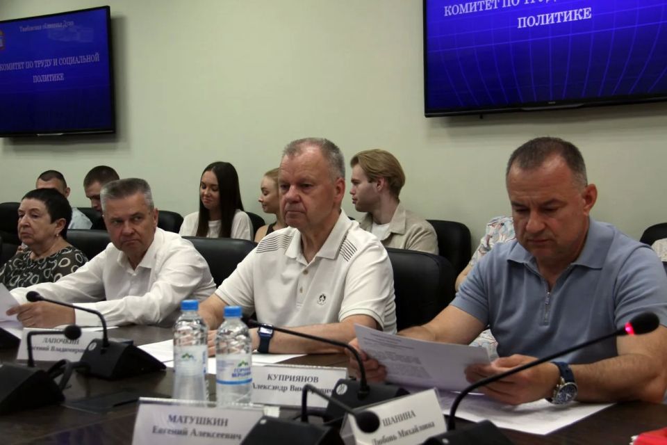 Под председательством Любови Шаниной прошло заседание комитета по труду и социальной политике Под председательством Любови Шаниной прошло заседание комитета по труду и социальной политике