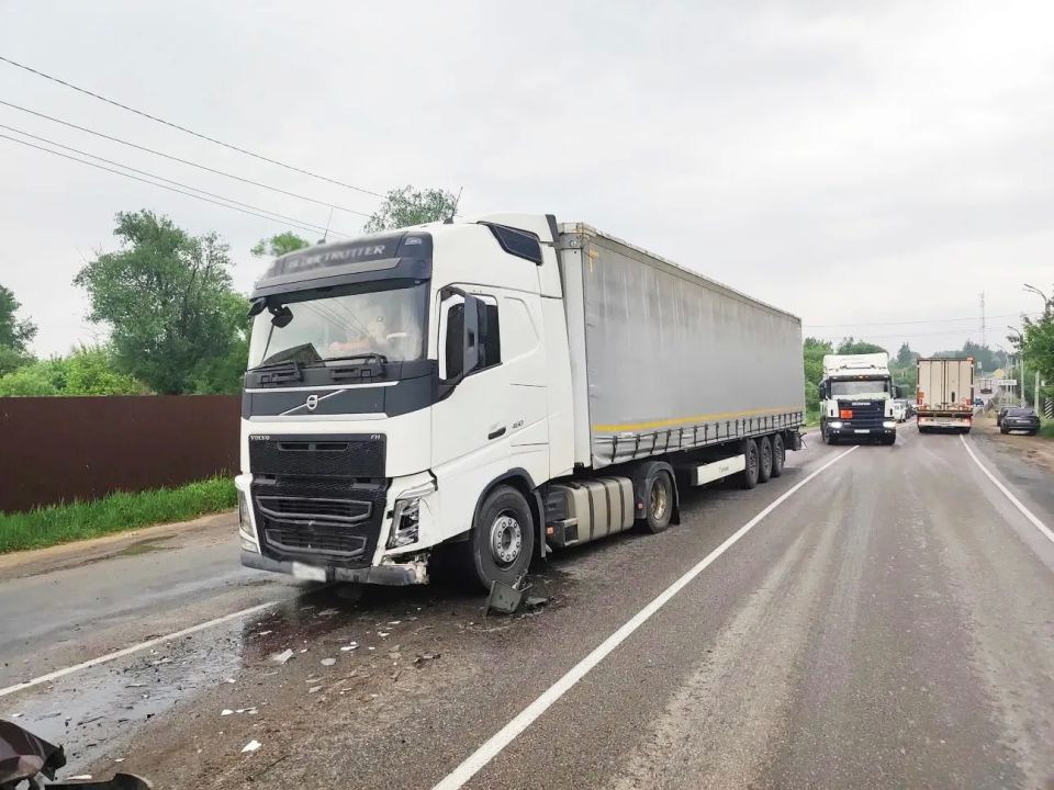 На трассе в Тамбовской области водитель «Lada Granta» погиб после столкновения с грузовиком