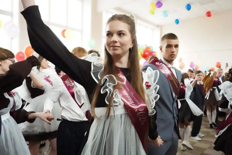 26 мая в школах региона прошли торжественные линейки по случаю завершения учебного года 26 мая в школах региона прошли торжественные линейки по случаю завершения учебного года