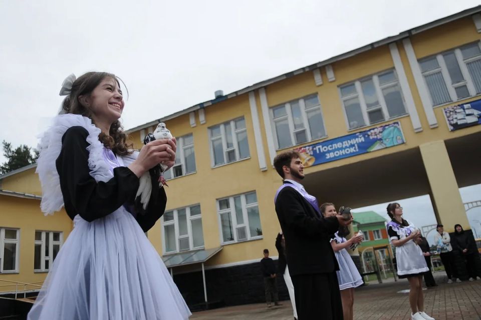 Последний звонок сегодня во многих школах области проходит в помещении Последний звонок сегодня во многих школах области проходит в помещении
