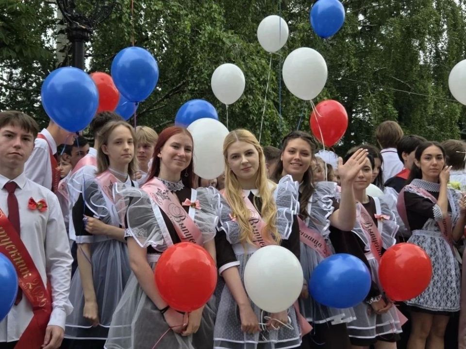 Торжественные линейки, приуроченные к завершению учебного года, прошли сегодня во всех школах Тамбова Торжественные линейки, приуроченные к завершению учебного года, прошли сегодня во всех школах Тамбова