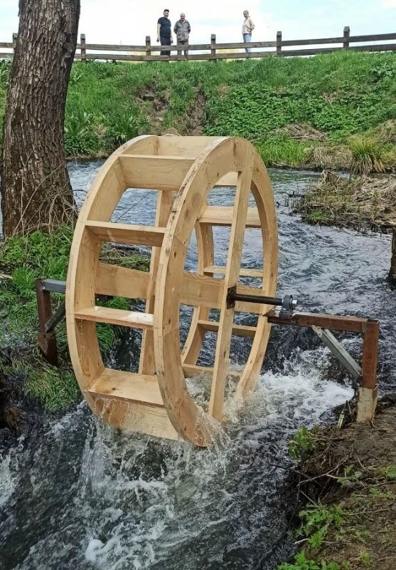 В Рассказовском округе на реке установили арт-объект в виде водяного колеса