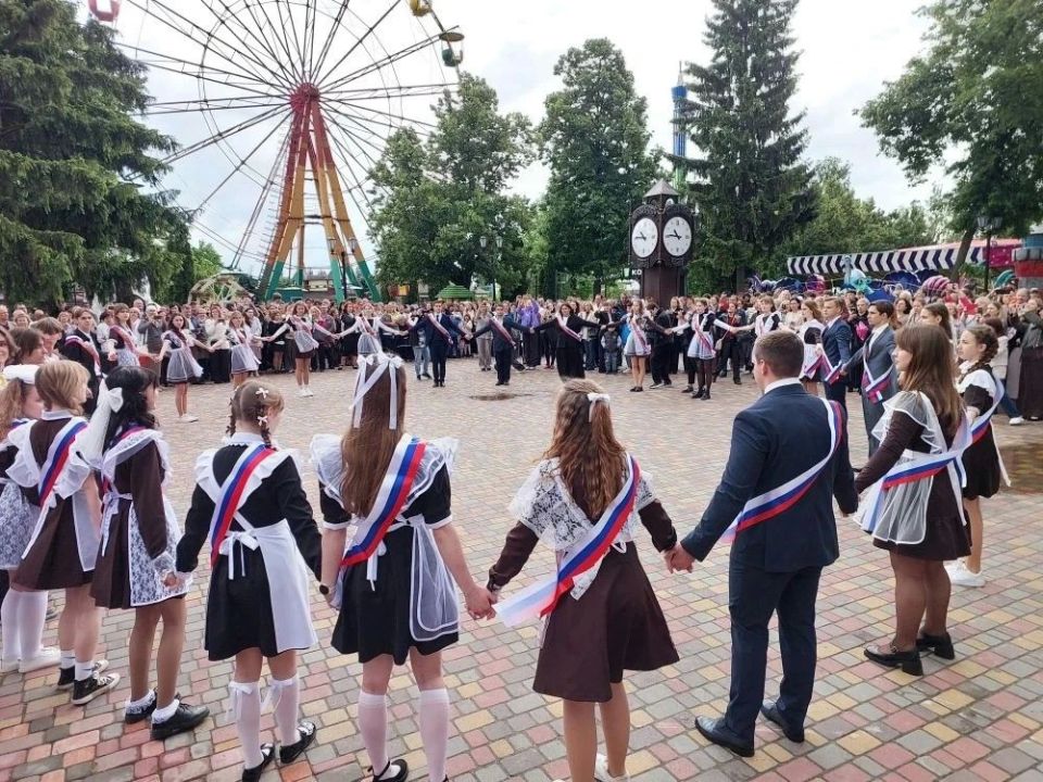 Торжественные линейки, приуроченные к завершению учебного года, прошли сегодня во всех школах Тамбова Торжественные линейки, приуроченные к завершению учебного года, прошли сегодня во всех школах Тамбова