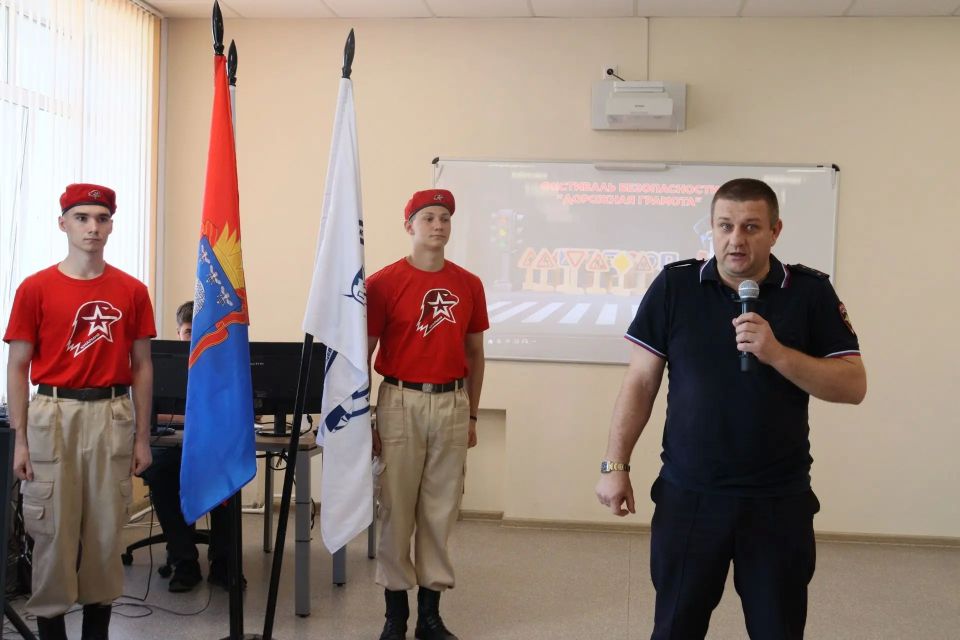 «Дорожная грамота»: школьникам и студентам колледжей напомнили о безопасности на дорогах «Дорожная грамота»: школьникам и студентам колледжей напомнили о безопасности на дорогах