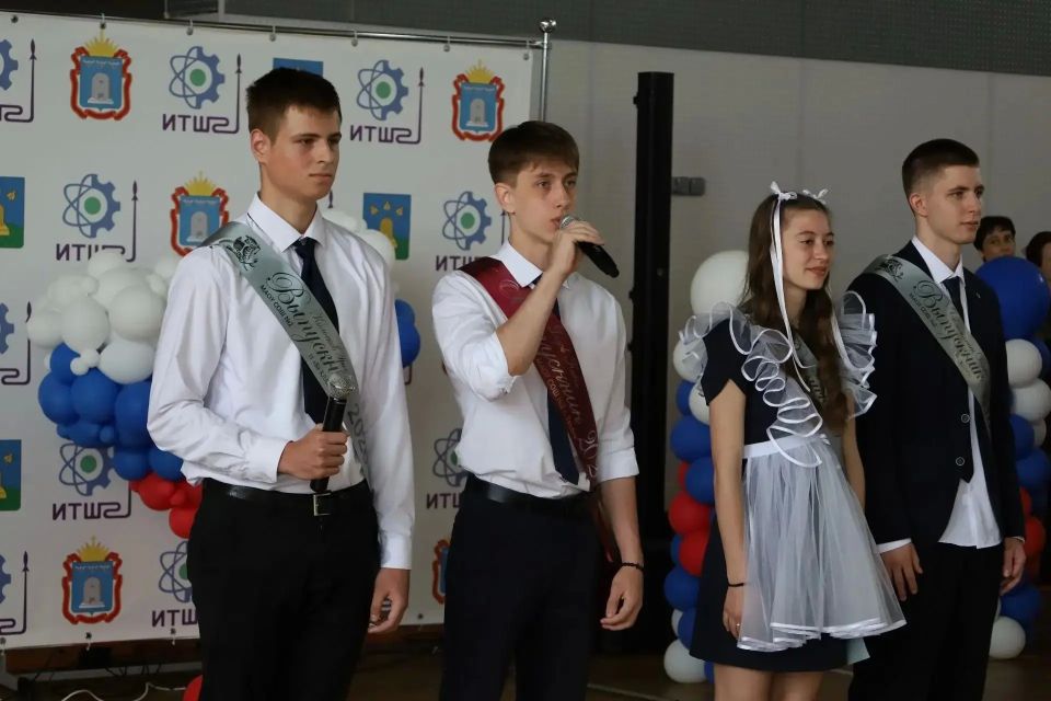 Торжественные линейки, приуроченные к завершению учебного года, прошли сегодня во всех школах Тамбова Торжественные линейки, приуроченные к завершению учебного года, прошли сегодня во всех школах Тамбова