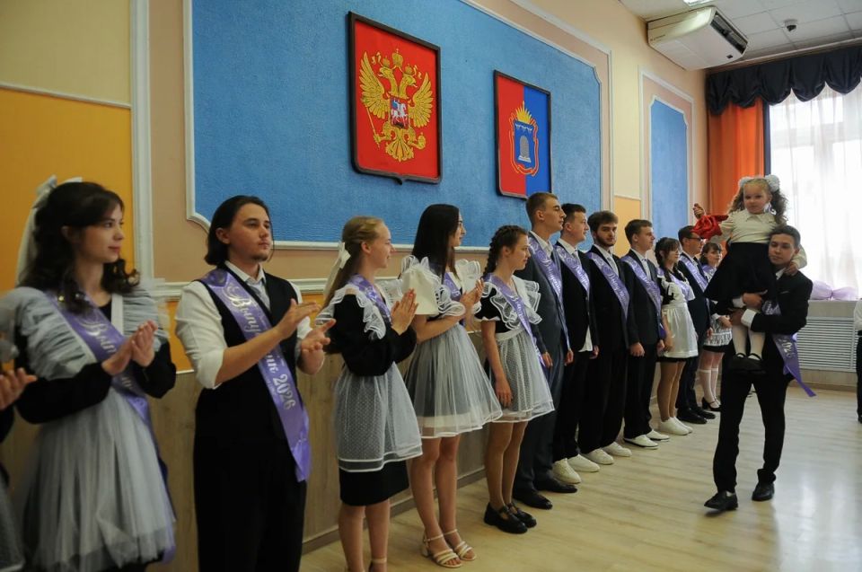 Последний звонок сегодня во многих школах области проходит в помещении Последний звонок сегодня во многих школах области проходит в помещении