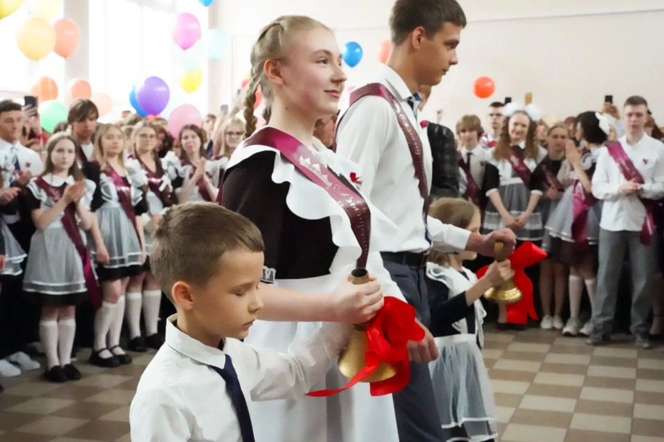26 мая в школах региона прошли торжественные линейки по случаю завершения учебного года 26 мая в школах региона прошли торжественные линейки по случаю завершения учебного года