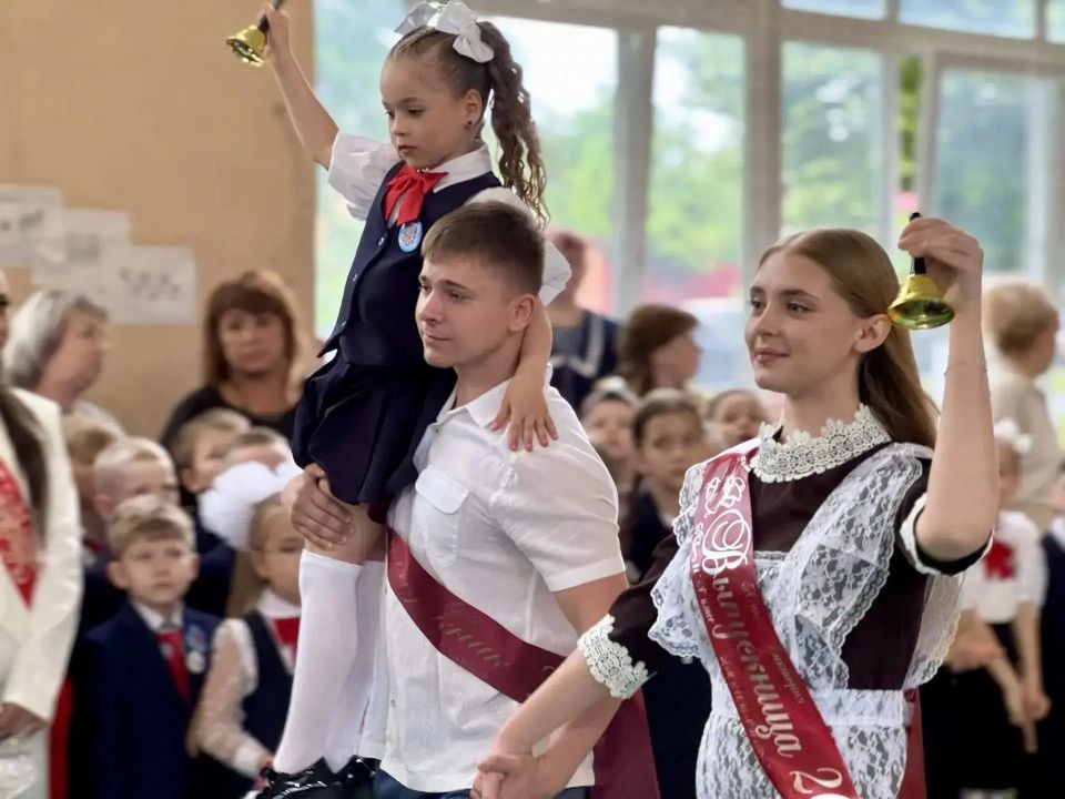 Торжественные линейки, приуроченные к завершению учебного года, прошли сегодня во всех школах Тамбова Торжественные линейки, приуроченные к завершению учебного года, прошли сегодня во всех школах Тамбова