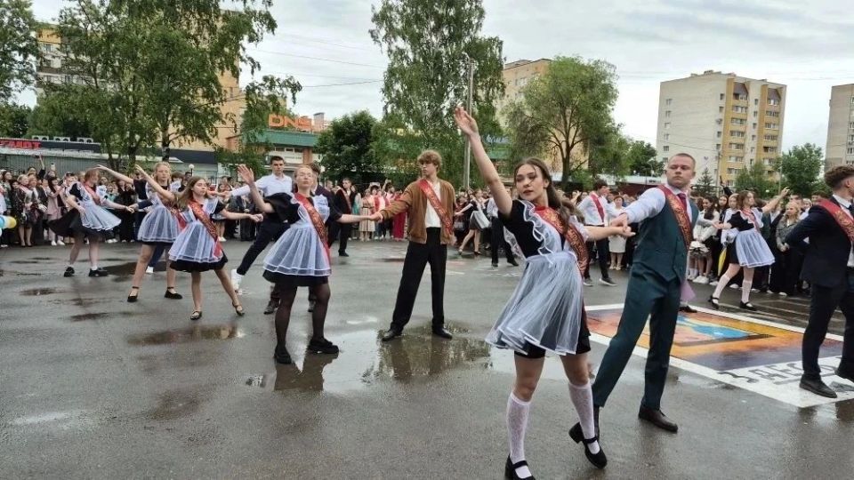 Торжественные линейки, приуроченные к завершению учебного года, прошли сегодня во всех школах Тамбова Торжественные линейки, приуроченные к завершению учебного года, прошли сегодня во всех школах Тамбова