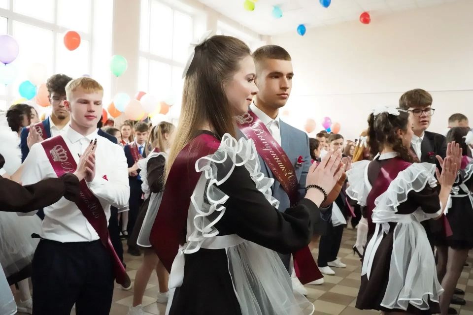 Сегодня во всех школах Тамбовской области прозвучал последний звонок Сегодня во всех школах Тамбовской области прозвучал последний звонок