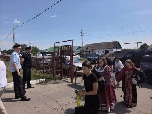 Сотрудники ОМВД России «Тамбовский» обеспечили охрану общественного порядка на региональном православном празднике в с. Пушкари Сотрудники ОМВД России «Тамбовский» обеспечили охрану общественного порядка на региональном православном празднике в с. Пушкари