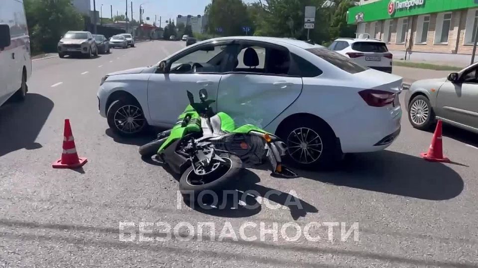 20 мая в 12:55 в районе дома №25 по улице Студенецкая Набережная в городе Тамбове водитель автомобиля «Lada Vesta», мужчина 1992 года рождения, при выполнении маневра «разворот» не занял крайнее левое положение на проезжей...