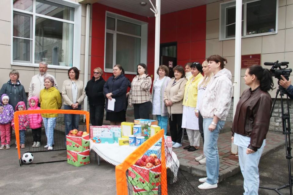 Депутаты регионального парламента во главе с Евгением Матушкиным в преддверии Дня защиты детей по традиции посетили подшефный областной Дом ребенка, привезли малышам угощение и подарки к празднику Депутаты регионального парламента во главе с Евгением Матушкиным в преддверии Дня защиты детей по традиции посетили подшефный областной Дом ребенка, привезли малышам угощение и подарки к празднику