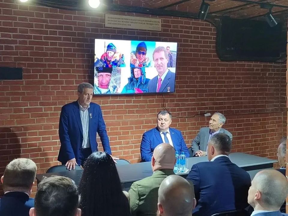 Евгений Первышов: По моему приглашению Тамбовскую область с рабочим визитом посетил российский путешественник и полярный исследователь, Герой России, обладатель престижной национальной премии "Хрустальный компас" Михаил... Евгений Первышов: По моему приглашению Тамбовскую область с рабочим визитом посетил российский путешественник и полярный исследователь, Герой России, обладатель престижной национальной премии "Хрустальный компас" Михаил...