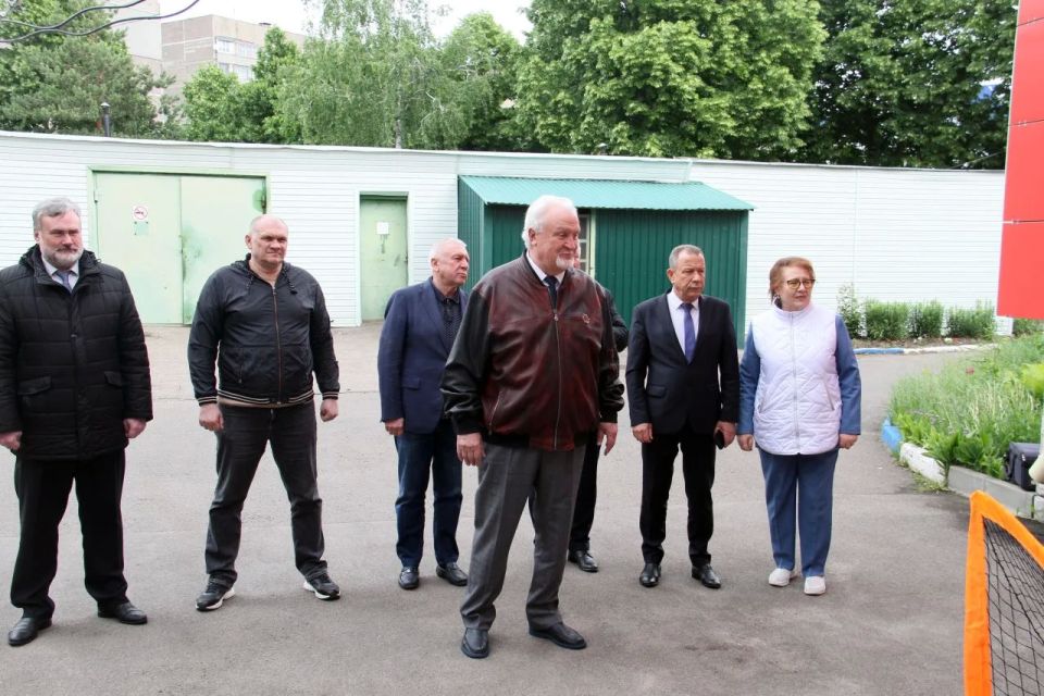 Депутаты регионального парламента во главе с Евгением Матушкиным в преддверии Дня защиты детей по традиции посетили подшефный областной Дом ребенка, привезли малышам угощение и подарки к празднику Депутаты регионального парламента во главе с Евгением Матушкиным в преддверии Дня защиты детей по традиции посетили подшефный областной Дом ребенка, привезли малышам угощение и подарки к празднику