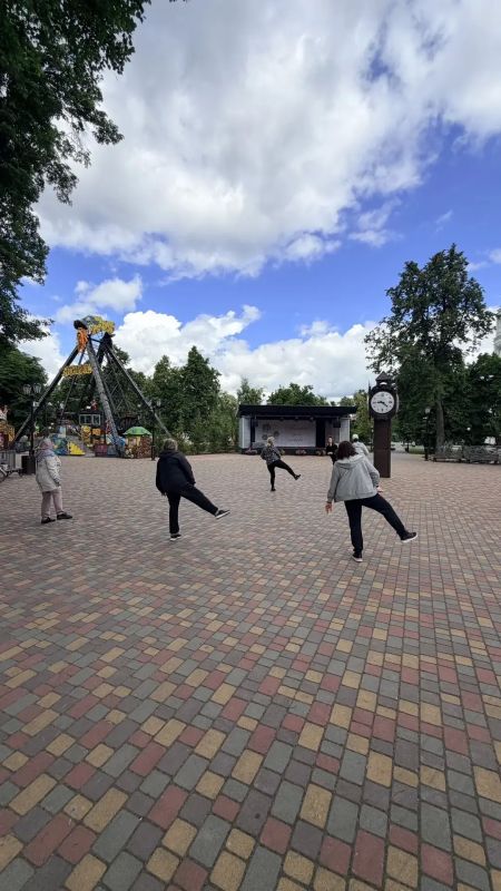 Первая тренировка есть. Летний проект "Фитнес в городе" стартовал и сегодня классное занятие провел тренер фитнес-центра "ПраймФитнес" Первая тренировка есть. Летний проект "Фитнес в городе" стартовал и сегодня классное занятие провел тренер фитнес-центра "ПраймФитнес"