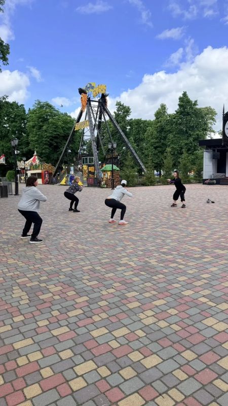 Первая тренировка есть. Летний проект "Фитнес в городе" стартовал и сегодня классное занятие провел тренер фитнес-центра "ПраймФитнес" Первая тренировка есть. Летний проект "Фитнес в городе" стартовал и сегодня классное занятие провел тренер фитнес-центра "ПраймФитнес"