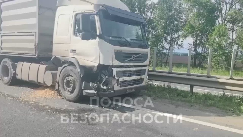На трассе в Тамбовской области перевернулся трактор
