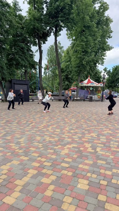 Первая тренировка есть. Летний проект "Фитнес в городе" стартовал и сегодня классное занятие провел тренер фитнес-центра "ПраймФитнес" Первая тренировка есть. Летний проект "Фитнес в городе" стартовал и сегодня классное занятие провел тренер фитнес-центра "ПраймФитнес"