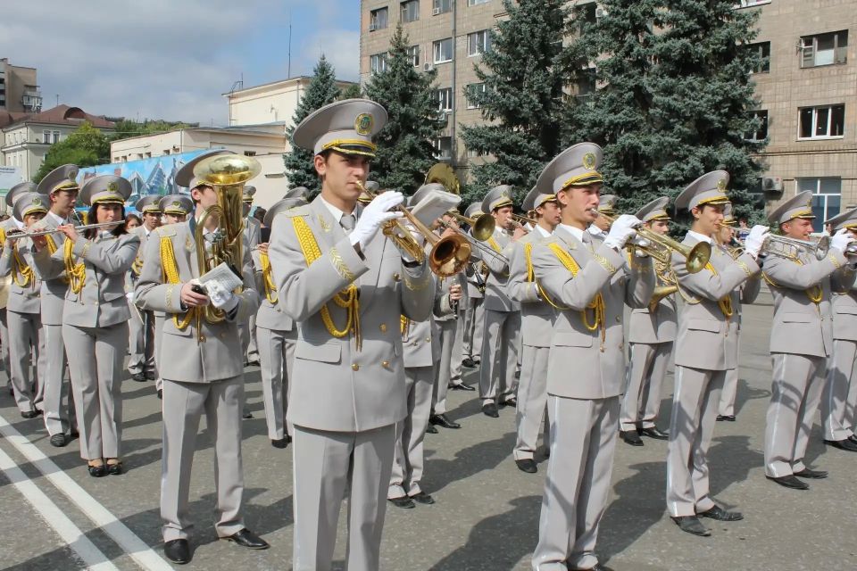 Участники XIV Международного фестиваля духовых оркестров им. В.И. Агапкина и И.А. ШатроваДУХОВОЙ ОРКЕСТР ИМЕНИ СЕРГЕЯ ЙОВСЫ АКАДЕМИИ МАТУСОВСКОГО (Луганская Народная Республика) Участники XIV Международного фестиваля духовых оркестров им. В.И. Агапкина и И.А. ШатроваДУХОВОЙ ОРКЕСТР ИМЕНИ СЕРГЕЯ ЙОВСЫ АКАДЕМИИ МАТУСОВСКОГО (Луганская Народная Республика)