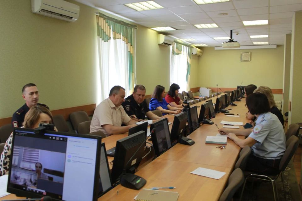 Под председательством заместителя начальника УМВД России по Тамбовской области по вопросам гражданства и регистрации иностранных граждан в управлении по вопросам миграции состоялось очередное заседание Комиссии по признанию... Под председательством заместителя начальника УМВД России по Тамбовской области по вопросам гражданства и регистрации иностранных граждан в управлении по вопросам миграции состоялось очередное заседание Комиссии по признанию...