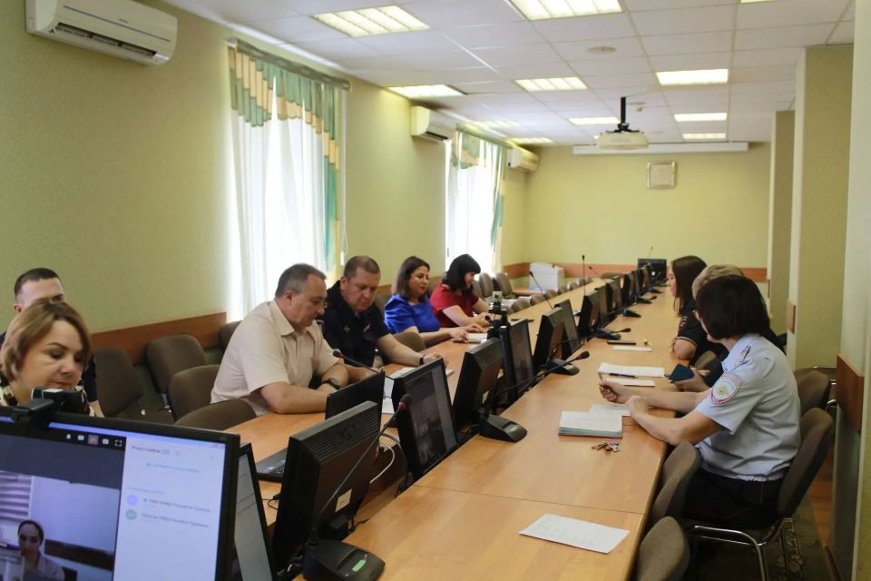 Под председательством заместителя начальника УМВД России по Тамбовской области по вопросам гражданства и регистрации иностранных граждан в управлении по вопросам миграции состоялось очередное заседание Комиссии по признанию... Под председательством заместителя начальника УМВД России по Тамбовской области по вопросам гражданства и регистрации иностранных граждан в управлении по вопросам миграции состоялось очередное заседание Комиссии по признанию...