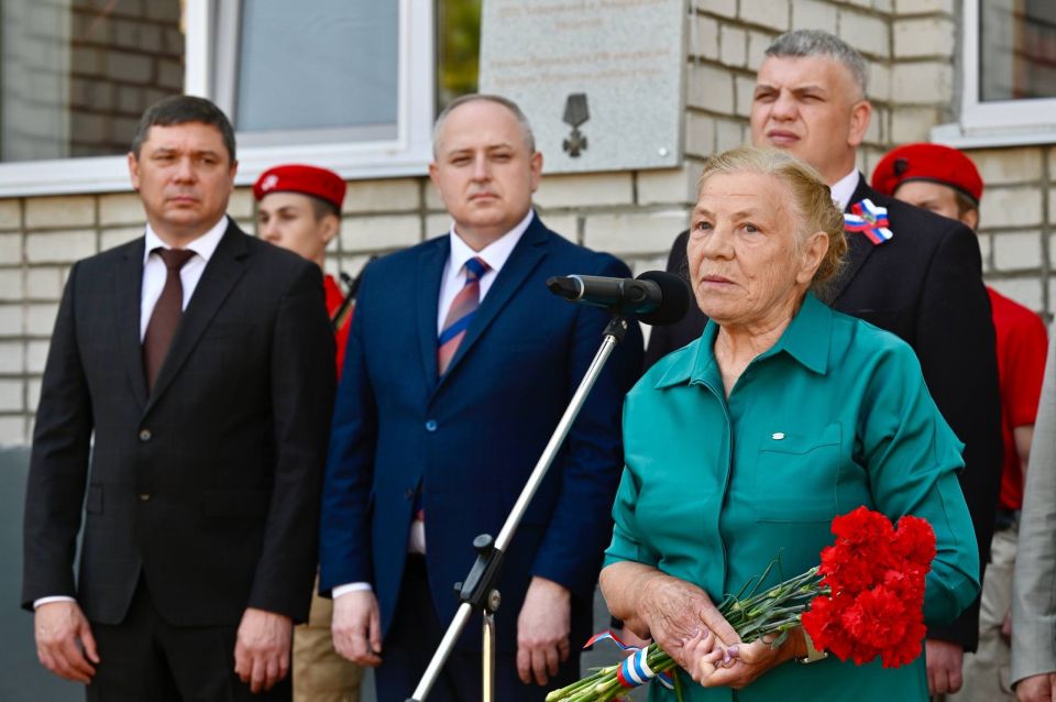 Евгений Первышов: В преддверии нашего главного праздника - Дня России - в школе № 5 города Тамбова открыли мемориальную доску и памятную парту ефрейтору Константину Ткачёву, погибшему при исполнении воинского долга в зоне СВО Евгений Первышов: В преддверии нашего главного праздника - Дня России - в школе № 5 города Тамбова открыли мемориальную доску и памятную парту ефрейтору Константину Ткачёву, погибшему при исполнении воинского долга в зоне СВО