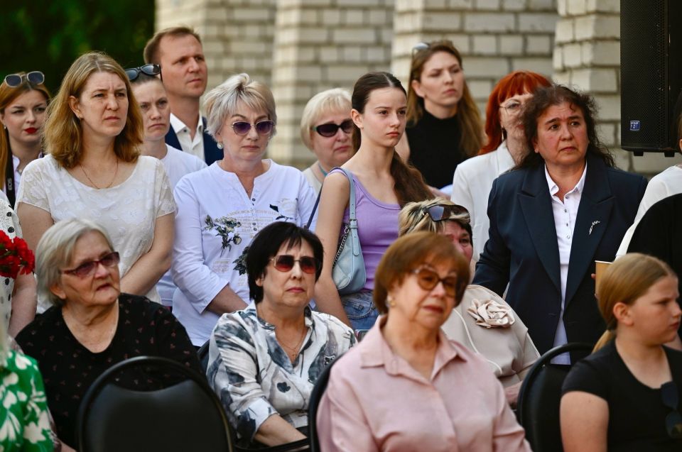Евгений Первышов: В преддверии нашего главного праздника - Дня России - в школе № 5 города Тамбова открыли мемориальную доску и памятную парту ефрейтору Константину Ткачёву, погибшему при исполнении воинского долга в зоне СВО Евгений Первышов: В преддверии нашего главного праздника - Дня России - в школе № 5 города Тамбова открыли мемориальную доску и памятную парту ефрейтору Константину Ткачёву, погибшему при исполнении воинского долга в зоне СВО