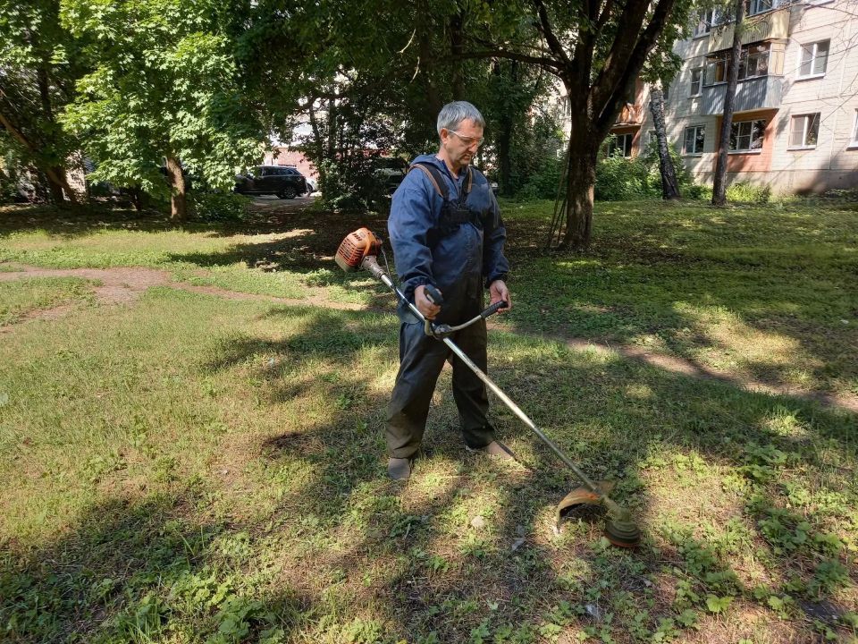 Покос травы - одна из главных задач городских служб в летнее время Покос травы - одна из главных задач городских служб в летнее время