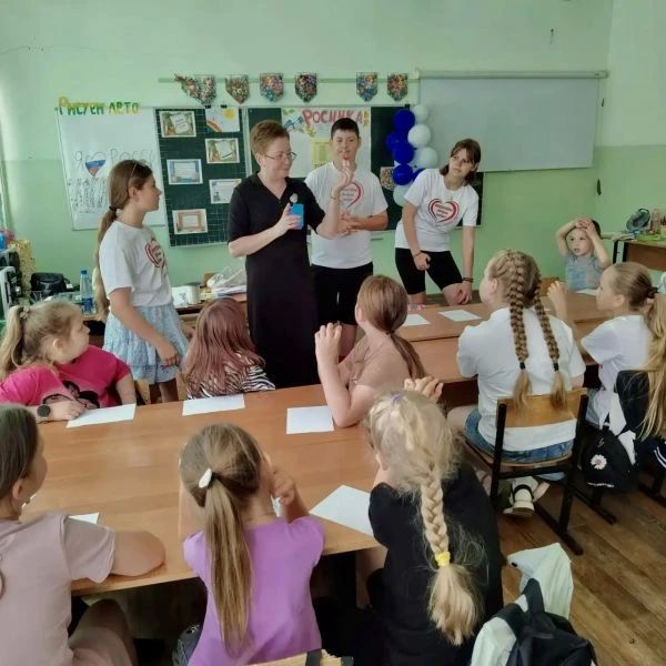 В рамках летней оздоровительной кампании сотрудник Госавтоинспекции совместно представителями Дома детского творчества Мичуринского округа посетил лагерь дневного пребывания «Маленькая страна» на базе школы села Стаево В рамках летней оздоровительной кампании сотрудник Госавтоинспекции совместно представителями Дома детского творчества Мичуринского округа посетил лагерь дневного пребывания «Маленькая страна» на базе школы села Стаево