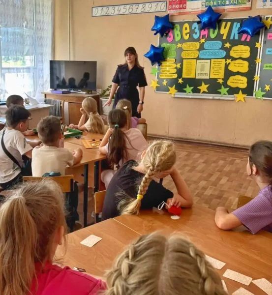 В рамках летней оздоровительной кампании сотрудник Госавтоинспекции совместно представителями Дома детского творчества Мичуринского округа посетил лагерь дневного пребывания «Маленькая страна» на базе школы села Стаево В рамках летней оздоровительной кампании сотрудник Госавтоинспекции совместно представителями Дома детского творчества Мичуринского округа посетил лагерь дневного пребывания «Маленькая страна» на базе школы села Стаево