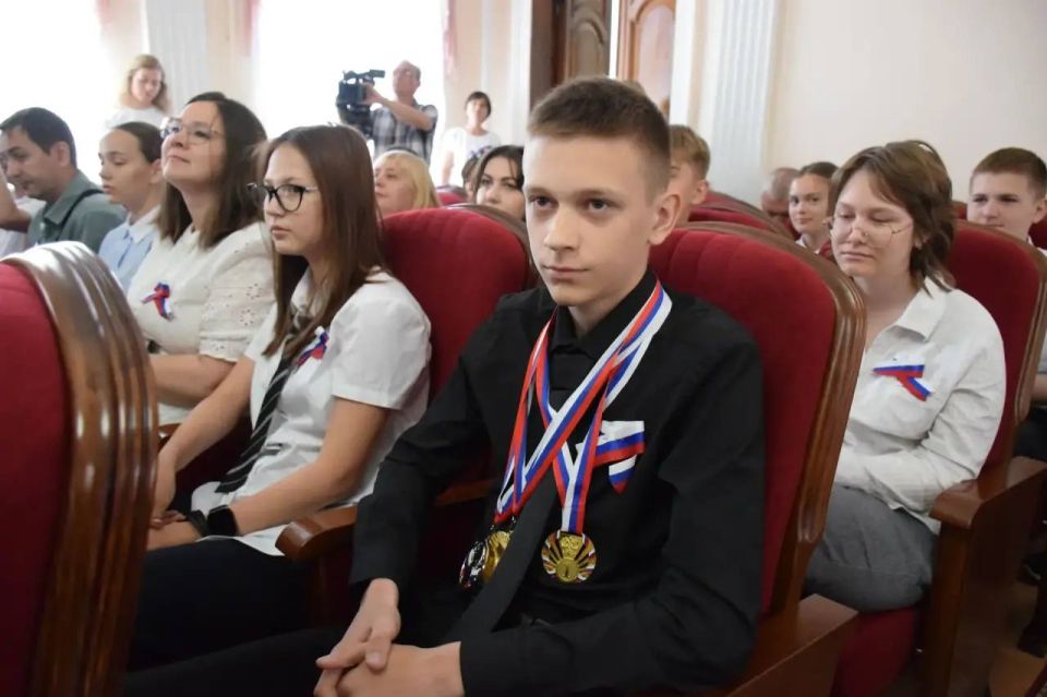 Максим Косенков: По многолетней традиции накануне Дня России и Дня города вручили паспорта юным тамбовчанам Максим Косенков: По многолетней традиции накануне Дня России и Дня города вручили паспорта юным тамбовчанам