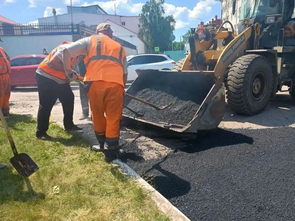 В Тамбове продолжается ямочный ремонт дорог В Тамбове продолжается ямочный ремонт дорог