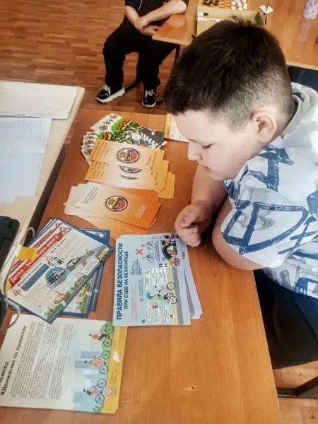 В рамках летней оздоровительной кампании сотрудник Госавтоинспекции совместно представителями Дома детского творчества Мичуринского округа посетил лагерь дневного пребывания «Маленькая страна» на базе школы села Стаево