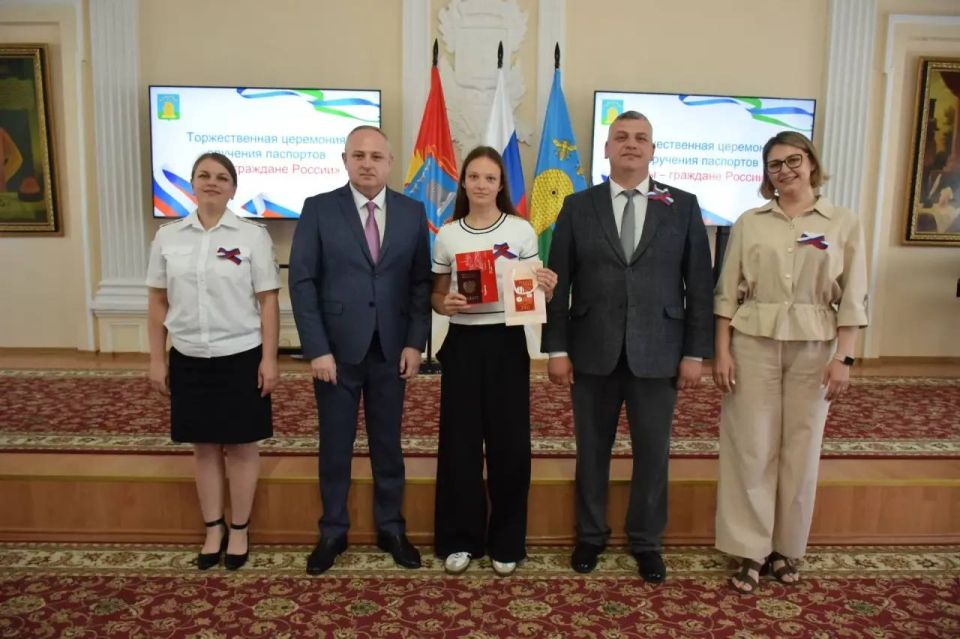 Максим Косенков: По многолетней традиции накануне Дня России и Дня города вручили паспорта юным тамбовчанам Максим Косенков: По многолетней традиции накануне Дня России и Дня города вручили паспорта юным тамбовчанам