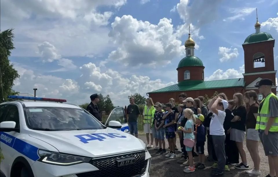 Сотрудник Госавтоинспекции МОМВД России "Первомайский" провёл профилактические беседы с воспитанниками летних лагерей дневного пребывания Сотрудник Госавтоинспекции МОМВД России "Первомайский" провёл профилактические беседы с воспитанниками летних лагерей дневного пребывания
