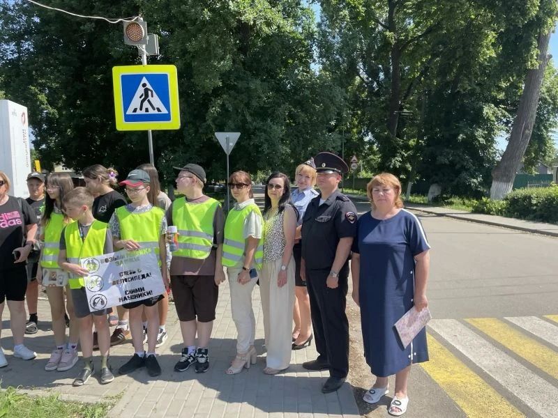В рамках акции «Каникулы с Общественным советом» сотрудники МОМВД России «Знаменский» совместно с общественниками посетили пришкольный лагерь «Робинзон» В рамках акции «Каникулы с Общественным советом» сотрудники МОМВД России «Знаменский» совместно с общественниками посетили пришкольный лагерь «Робинзон»