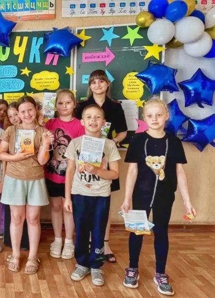 В рамках летней оздоровительной кампании сотрудник Госавтоинспекции совместно представителями Дома детского творчества Мичуринского округа посетил лагерь дневного пребывания «Маленькая страна» на базе школы села Стаево В рамках летней оздоровительной кампании сотрудник Госавтоинспекции совместно представителями Дома детского творчества Мичуринского округа посетил лагерь дневного пребывания «Маленькая страна» на базе школы села Стаево