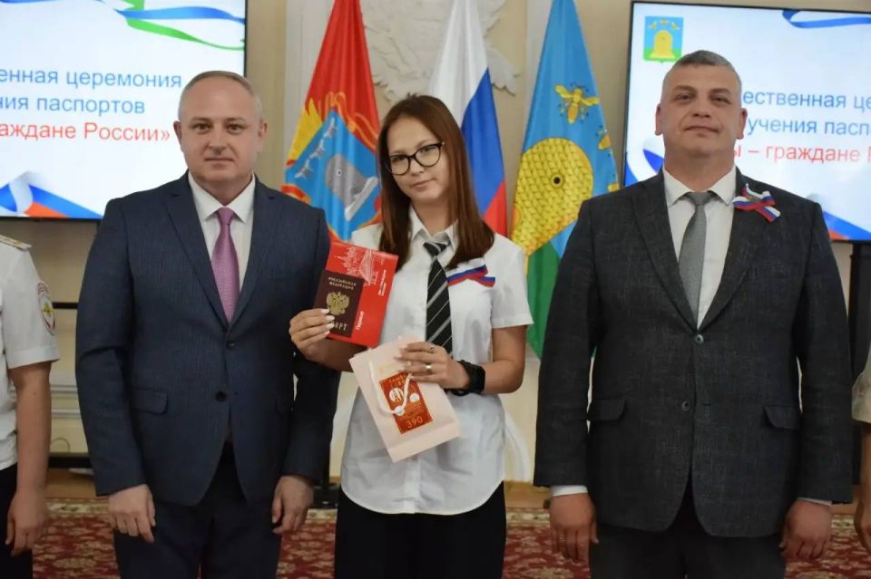 Максим Косенков: По многолетней традиции накануне Дня России и Дня города вручили паспорта юным тамбовчанам Максим Косенков: По многолетней традиции накануне Дня России и Дня города вручили паспорта юным тамбовчанам